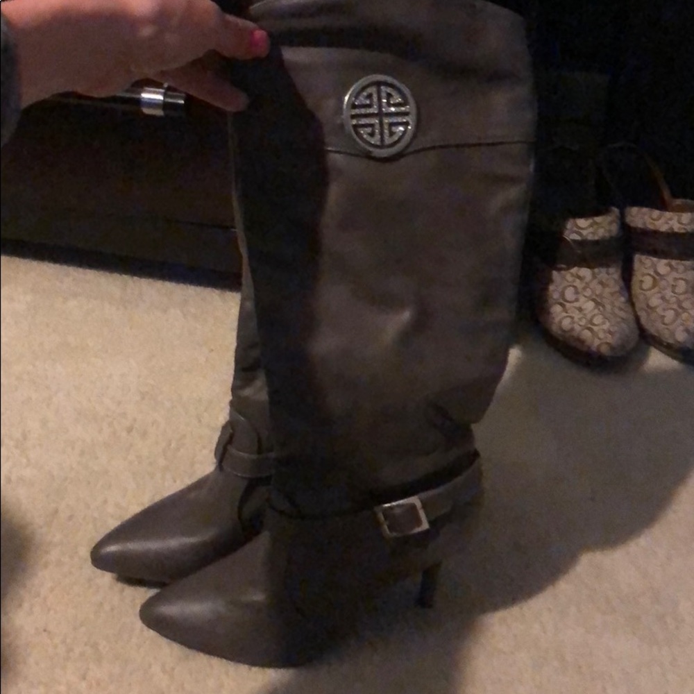 NWT mid calf boot, grey with emblem